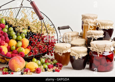 Sommer Früchte und Beeren - rote, schwarze und weiße Johannisbeeren, Himbeeren, Stachelbeeren, Pfirsiche und Aprikosen. Selektiven Fokus. Stockfoto