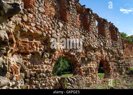 Roten Backsteinmauer mit gewölbten Türen und Fenstern in Schutt und Asche Stockfoto