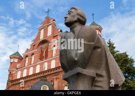 Nahaufnahme des Denkmals von Adam Mickiewicz, der größten polnischen Dichter, im Hintergrund die Kirche von St. Anne in Vilnius, Lith Stockfoto