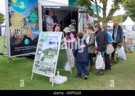 Versierte Käufer, Southport, Merseyside, England. 21. August 2016: wie das gute Wetter über der Southport Flower Show kehrt zurück Stockfoto