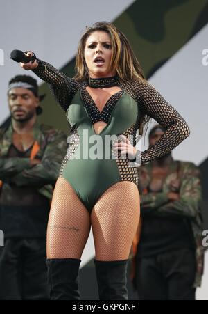 Jesy Nelson von Little Mix erklingt in der Virgin Media Bühne beim V Festival im Hylands Park in Chelmsford, Essex. Stockfoto