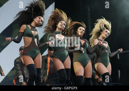 (links nach rechts) Führen Sie Leigh Anne Pinnock, Jade Thirlwall, Jesy Nelson und Perrie Edwards von Little Mix auf der Virgin Media Bühne beim V Festival im Hylands Park in Chelmsford, Essex. Stockfoto