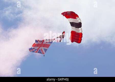 Ein Mitglied von The Parachute Regiment Elite flag Red Devils Display Team steigt mit einer Gewerkschaft während einer demonstration Stockfoto