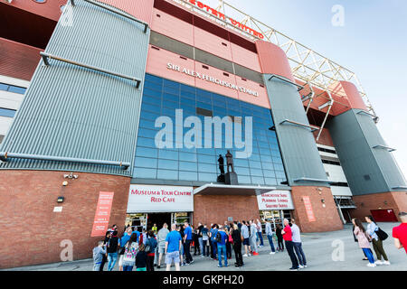 Das Stadion Old Trafford ist Heimat von Manchester United, eines der reichsten und am meisten verbreitete Fußball-der Welt Teams. Stockfoto