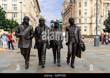 Bronzestatue der vier Beatles Liverpool steht auf Liverpool Waterfront von Skulptur Andrew Edwards. Stockfoto
