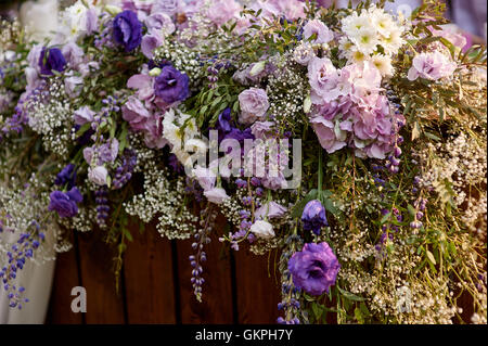 Hochzeit Bogen dekoriert mit Blumen im Garten für die Zeremonie Stockfoto