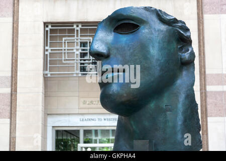 "Centurione ich" von Igor Mitoraj, 1987, Skulptur in Canary Wharf, London, UK Stockfoto