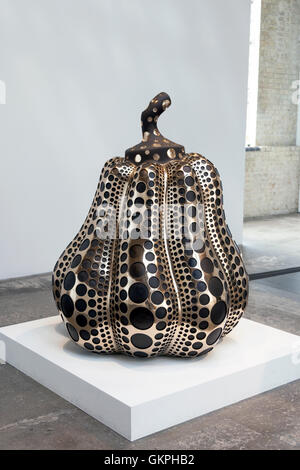 23. Juli 2016 - Kürbis, Yayoi Kusama Ausstellung in Victoria Miro Art Gallery in London, UK Stockfoto