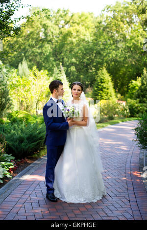 Lustige paar auf e-Sitzung. Vorbereitung für die Hochzeit Potography. Stockfoto