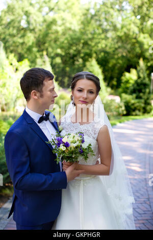 Lustige paar auf e-Sitzung. Vorbereitung für die Hochzeit Potography. Stockfoto