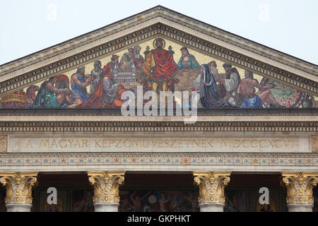 König Stephen I von Ungarn als Patron der Künste auf das Tympanon Mosaik auf der Mucsarnok Art Gallery in der Heldenplatz in Budapest, Ungarn dargestellt. Die Mucsarnok Kunsthalle von Albert Schickedanz und Fulop Herczog im eklektischen neoklassizistischen Stil entworfen wurde 1895 errichtet. Das Tympanon Mosaik wurde 1938-1941 hinzugefügt. Stockfoto