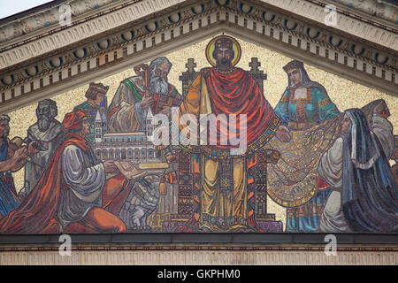 König Stephen I von Ungarn als Patron der Künste auf das Tympanon Mosaik auf der Mucsarnok Art Gallery in der Heldenplatz in Budapest, Ungarn dargestellt. Die Mucsarnok Kunsthalle von Albert Schickedanz und Fulop Herczog im eklektischen neoklassizistischen Stil entworfen wurde 1895 errichtet. Das Tympanon Mosaik wurde 1938-1941 hinzugefügt. Stockfoto