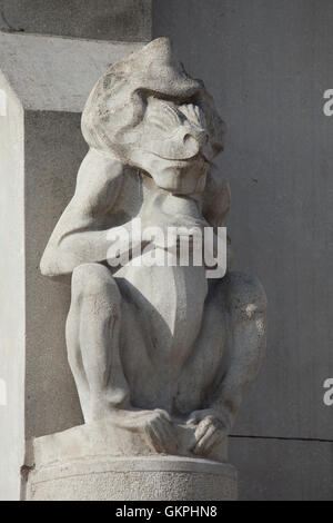 Statue der Mandrill (Mandrillus Sphinx) Unterstützung der Jugendstil Haupteingang zum Budapester Zoo entworfen vom ungarischen Architekten Kornel Neuschloß in Budapest, Ungarn. Stockfoto