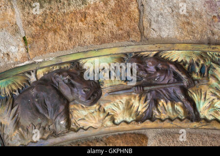 Nilpferd-Jagd auf dem Jugendstil Majolika Fries auf das Elefantenhaus des ungarischen Architekten Kornel Neuschloß im Budapester Zoo in Budapest, Ungarn dargestellt. Stockfoto