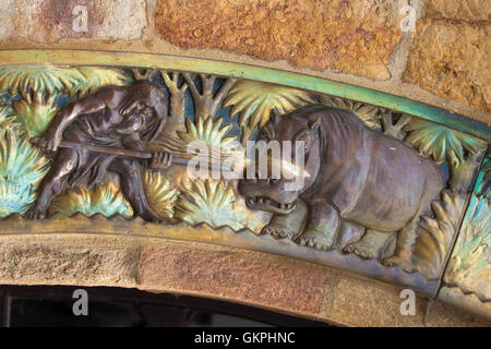 Nilpferd-Jagd auf dem Jugendstil Majolika Fries auf das Elefantenhaus des ungarischen Architekten Kornel Neuschloß im Budapester Zoo in Budapest, Ungarn dargestellt. Stockfoto