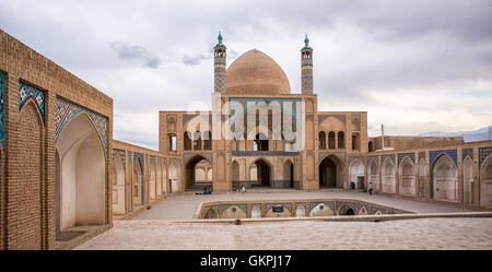 Agha Bozorg Moschee ist eine historische Moschee in Kashan, Iran. Die Moschee wurde im späten 18. Jahrhundert von Meister-Mimar Ustad Haj Sa'ban-Ali gebaut. Die Moschee und die theologische Schule befindet sich im Zentrum der Stadt. Stockfoto