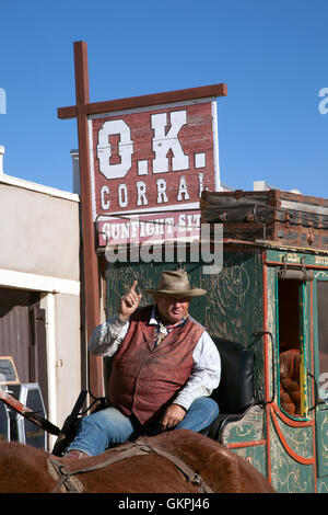 Eine Bühne Busfahrer weist bei einem Gespräch mit Touristen in Tombstone, Arizona. Stockfoto