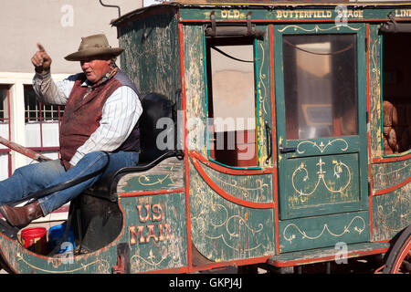 Eine Bühne Busfahrer weist bei einem Gespräch mit Touristen in Tombstone, Arizona. Stockfoto