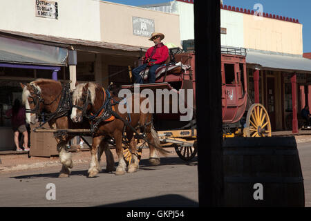 Ein Bühnentrainer und Fahrer auf der Main Street in Tombstone, Arizona. Stockfoto