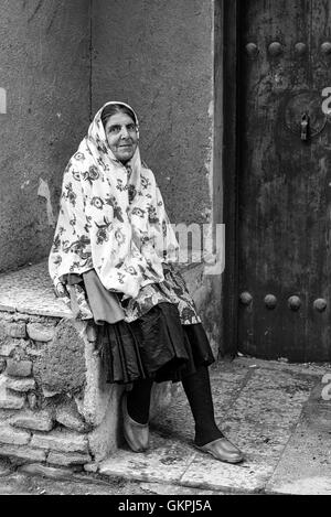 Eine Abyanaki Frau trägt in der Regel einen weißen langen Schal (für die Schultern und oberen Stamm) hat eine bunte Muster und eine unzureichende Knie Rock. Abyāneh ist ein altes Dorf in Barzrud des Rural District, im zentralen Bezirk von Natanz County, Provinz Isfahan, Iran. Bei der Volkszählung 2006 war die Bevölkerung 305, in 160 Familien. Stockfoto