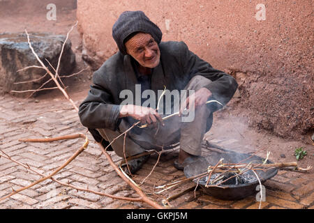 Abyanaki Mann Feuer zum Kochen in der antiken Stadt Abyāneh, Iran. Abyāneh ist ein altes Dorf in Barzrud des Rural District, im zentralen Bezirk von Natanz County, Provinz Isfahan, Iran. Bei der Volkszählung 2006 war die Bevölkerung 305, in 160 Familien. Stockfoto