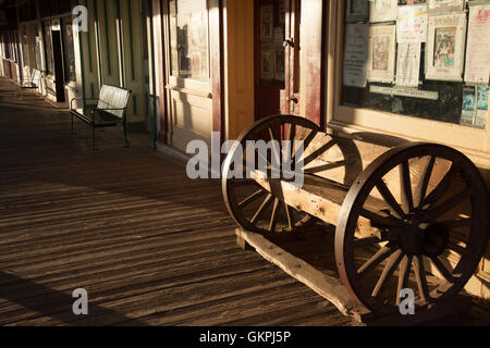 Am späten Nachmittag leuchtet Licht auf einem Holzsteg in Tombstone, Arizona. Stockfoto