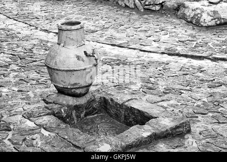 Ein Ton Topf Wasser Wasserhahn in der alten zoroastrischen Stadt Abyāneh, Iran. Abyāneh ist ein altes Dorf in Barzrud des Rural District, im zentralen Bezirk von Natanz County, Provinz Isfahan, Iran. Bei der Volkszählung 2006 war die Bevölkerung 305, in 160 Familien. Stockfoto