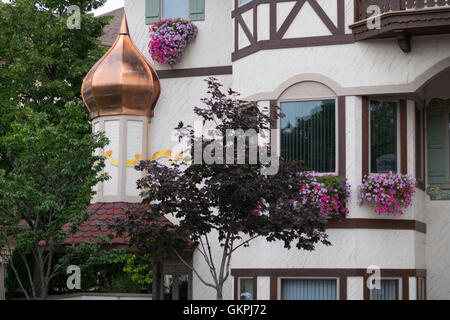 Kuppel aus Kupfer oder Kappe auf einem Turm an der Seite eines bayerischen Stil Gebäude im Zentrum von Frankenmuth, Michigan. Stockfoto