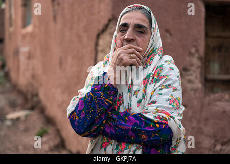 Soghra ist eine Abyanaki Frau, deren Familie all das Dorf verlassen hat. Abyāneh ist ein Dorf im Barzrud des Rural District, im zentralen Bezirk von Natanz County, Provinz Isfahan, Iran. Bei der Volkszählung 2006 war die Bevölkerung 305, in 160 Familien. Zeichnet sich durch eine eigenartige rötlichen Farbton, das Dorf ist eines der ältesten im Iran. Eine Abyanaki Frau trägt in der Regel einen weißen langen Schal (für die Schultern und oberen Stamm) hat eine bunte Muster und eine unzureichende Knie Rock. Stockfoto