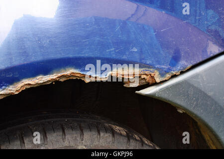 Stark korrodiert Radläufe rostige in ein blaues Auto Stockfoto