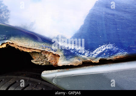 Stark korrodiert Radläufe rostige in ein blaues Auto Stockfoto