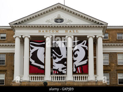 University of Wisconsin in Madison Bascom Hall mit Das Schulemaskottchen Dachs auf drei Banner angezeigt Stockfoto