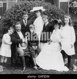 Präsident und Frau Theodore Roosevelt sitzen auf Rasen, umgeben von ihrer Familie; 1903 von links nach rechts: Quentin, Theodore Sr., Theodore Jr., Archie, Alice, Kermit, Edith und Ethel. Stockfoto