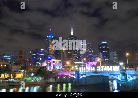 Melbournes weiße Nacht Leuchten zieht Einheimische und Touristen in Melbourne Australien. Stockfoto