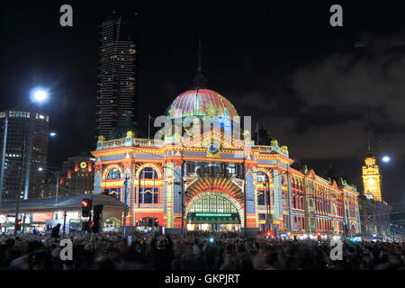 Flinders Street station Licht bis auf White Night Festival in Melbourne Australien. Stockfoto