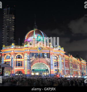 Flinders Street station Licht bis auf White Night Festival in Melbourne Australien. Stockfoto