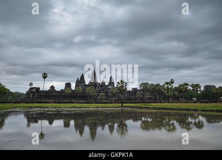 Angkor Wat Tempel und ihre Reflexion in den See, UNESCO-Welterbe, Provinz Siem Reap, Kambodscha Stockfoto