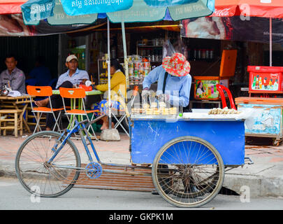 Suppen-Anbieter mit seinem Dreirad als Garküche im Zentrum Stadt, Phnom Penh, Kambodscha Stockfoto