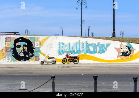 Revolutionäre Wandbild von Ernesto Che Guevara und das Symbol des Kommunistischen Jugendverbandes, Alt-Havanna (La Habana Vieja), Kuba Stockfoto