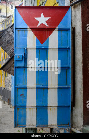 Kubanische Flagge gemalt auf eine Tür auf die Callejon de Hamel Kunstprojekt in Zentral-Havanna (Centro Habana), Kuba Stockfoto