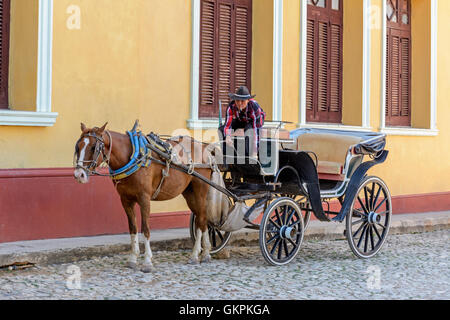 Pferdekutsche Kutsche Taxi und Fahrer in Trinidad, Provinz Sancti Spíritus, Kuba Stockfoto