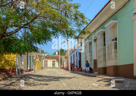 Straßenszene mit traditionellen gestrichenen Häusern in Trinidad, Provinz Sancti Spíritus, Kuba Stockfoto