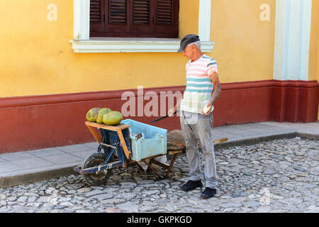 Typische Straßenszene mit einem kubanischen Mann verkaufen Melonen in Trinidad, Provinz Sancti Spíritus, Kuba Stockfoto