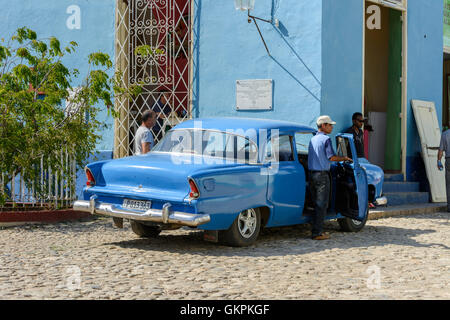 Straßenszene mit einem amerikanischen Oldtimer in Trinidad, Provinz Sancti Spíritus, Kuba Stockfoto