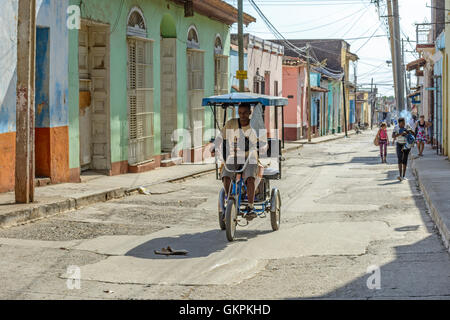 Straßenszene mit einem traditionellen Fahrrad-Taxi in Trinidad, Provinz Sancti Spíritus, Kuba Stockfoto