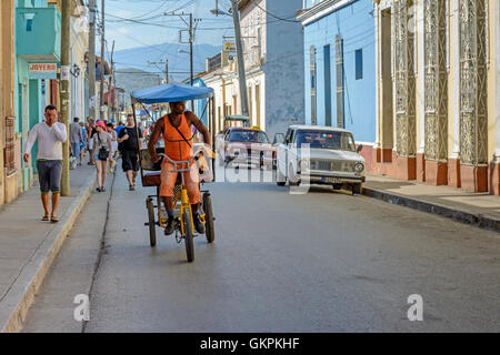 Straßenszene mit einem traditionellen Fahrrad-Taxi in Trinidad, Provinz Sancti Spíritus, Kuba Stockfoto