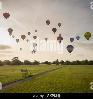 Am frühen Morgen Masse Besteigung des Ballons Drift über die tiefen in Bristol. Stockfoto