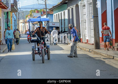 Straßenszene mit einem traditionellen Fahrrad-Taxi in Trinidad, Provinz Sancti Spíritus, Kuba Stockfoto