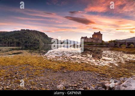 Atemberaubenden Abendhimmel über Eilean Donan Castle an der Westküste der Scottsih highlands Stockfoto