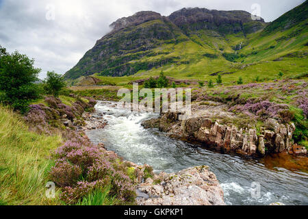 Der Fluss Coe Kaskadierung durch das Tal der Berge bei Glencoe in den schottischen Highlands Stockfoto